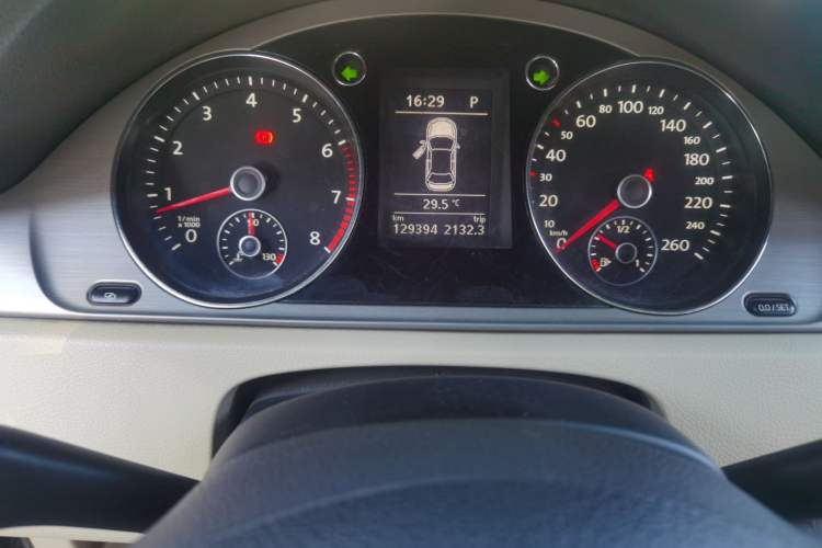 Used Volkswagen Magotan 2012 1.8TSI Comfort Model Odometer Close Up