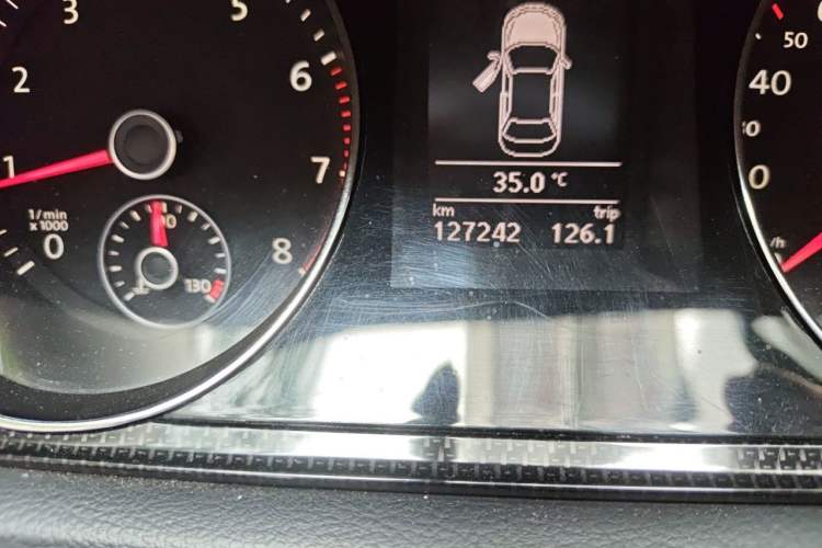 Used Volkswagen Magotan 2012 Revised 1.8TSI Luxury Version Odometer Close Up