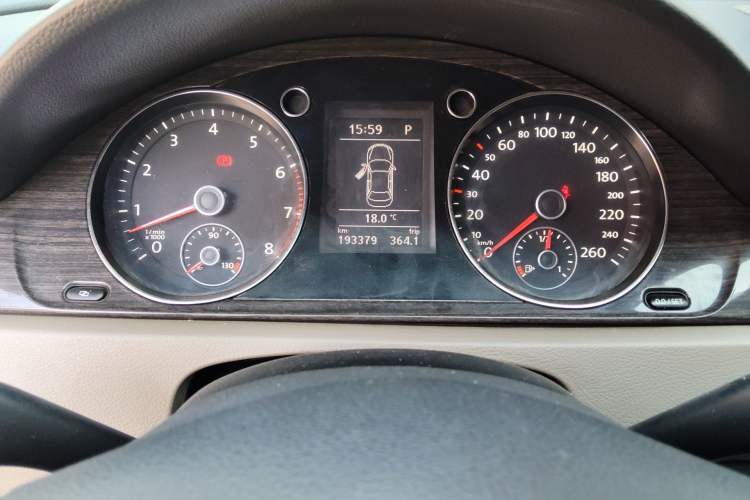 Used Volkswagen Magotan 2012 Revised Version 2.0 TSI Supreme Edition Odometer Close Up