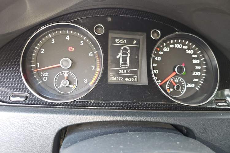 Used Volkswagen Magotan 2012 Revised Version 2.0 TSI Luxury Edition Odometer Close Up