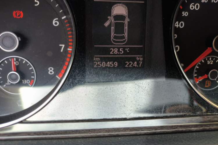 Used Volkswagen Magotan 2012 1.8TSI Prestige Model Odometer Close Up