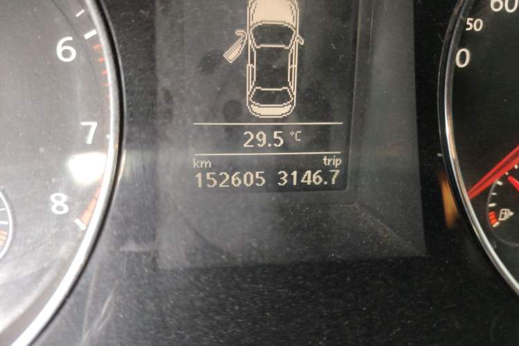 Used Volkswagen Magotan 2012 1.8TSI Luxury Model Odometer Close Up