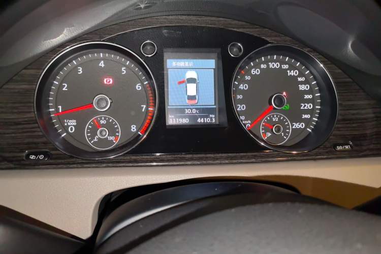 Used Volkswagen Magotan 2012 Revised Version 2.0 TSI Supreme Edition Odometer Close Up