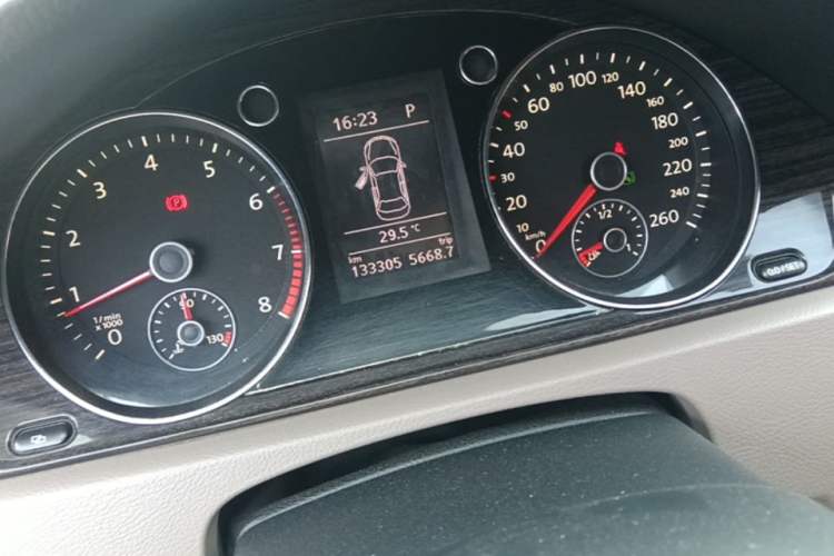 Used Volkswagen Magotan 2012 Facelift 2.0 TSI Prestige Model Odometer Close Up