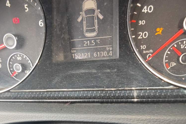 Used Volkswagen Magotan 2012 1.8TSI Luxury Model Odometer Close Up