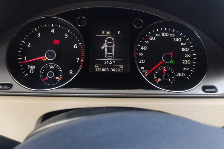 Used Volkswagen Magotan 2012 Revised Version 1.8TSI Leading Edition Odometer Close Up