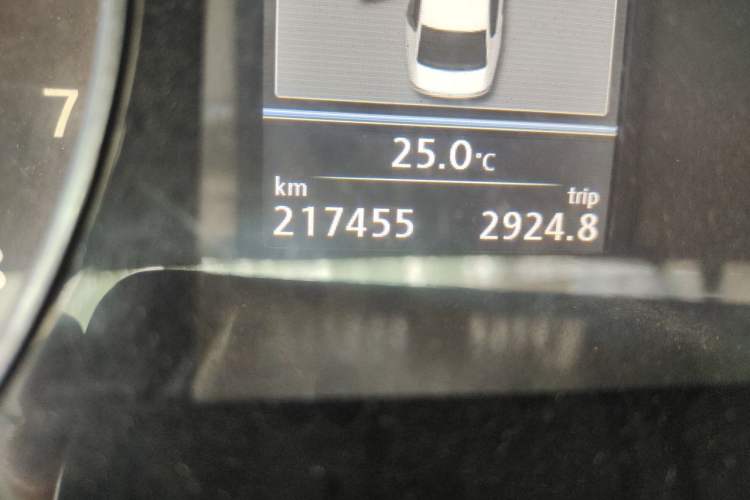 Used Volkswagen Magotan 2012 2.0 TSI Ultimate Edition Odometer Close Up