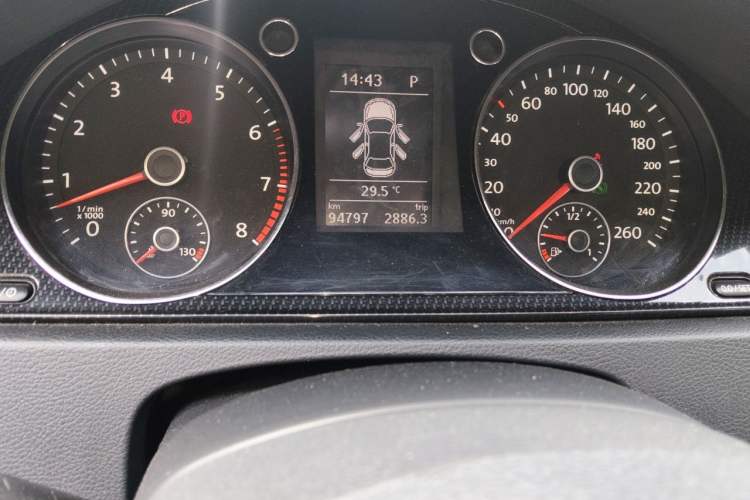 Used Volkswagen Magotan 2012 1.8TSI Luxury Model Odometer Close Up