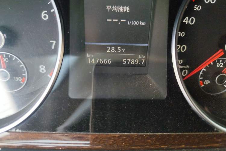 Used Volkswagen Magotan 2012 3.0 FSI Flagship Edition Odometer Close Up