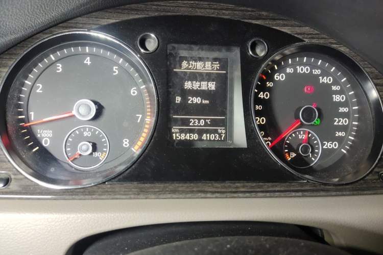 Used Volkswagen Magotan 2012 2.0 TSI Ultimate Edition Odometer Close Up