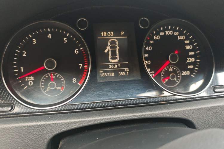 Used Volkswagen Magotan 2012 1.8TSI Luxury Model Odometer Close Up