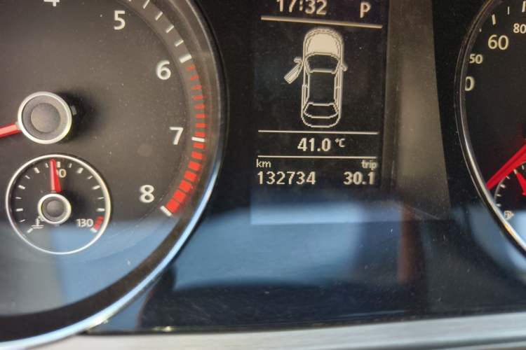 Used Volkswagen Magotan 2012 1.8TSI Luxury Model Odometer Close Up