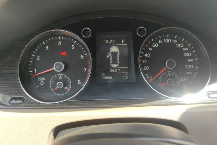 Used Volkswagen Magotan 2012 Facelift 2.0 TSI Prestige Model Odometer Close Up