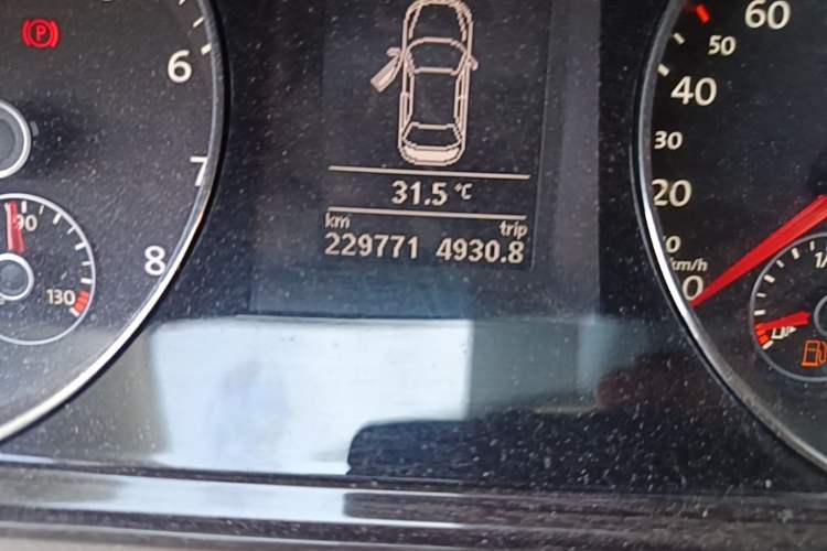 Used Volkswagen Magotan 2012 Facelift 2.0 TSI Prestige Model Odometer Close Up