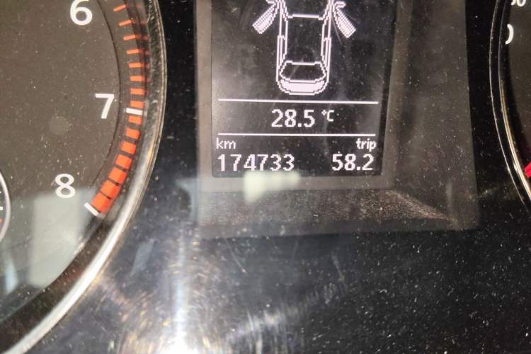 Used Volkswagen Magotan 2012 1.8TSI Luxury Model Odometer Close Up