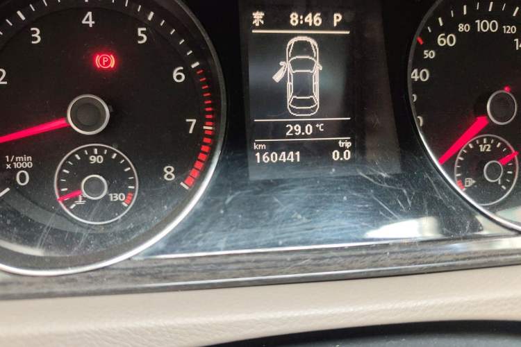 Used Volkswagen Magotan 2012 1.8TSI Prestige Model Odometer Close Up