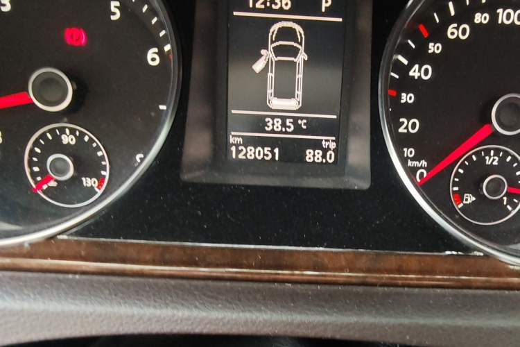 Used Volkswagen Magotan 2012 Travel Edition 2.0 TSI Luxury Version Odometer Close Up
