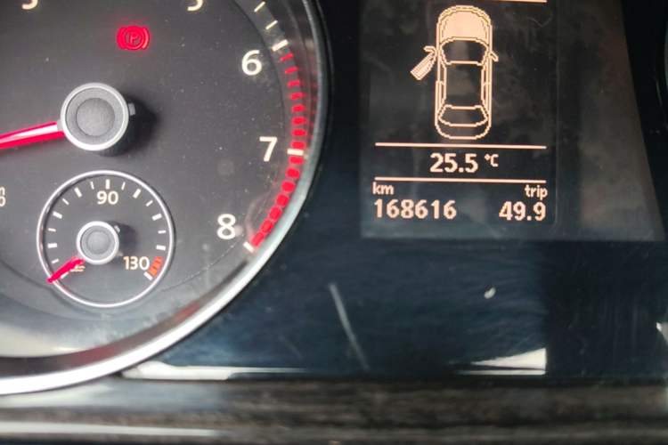 Used Volkswagen Magotan  Odometer Close Up