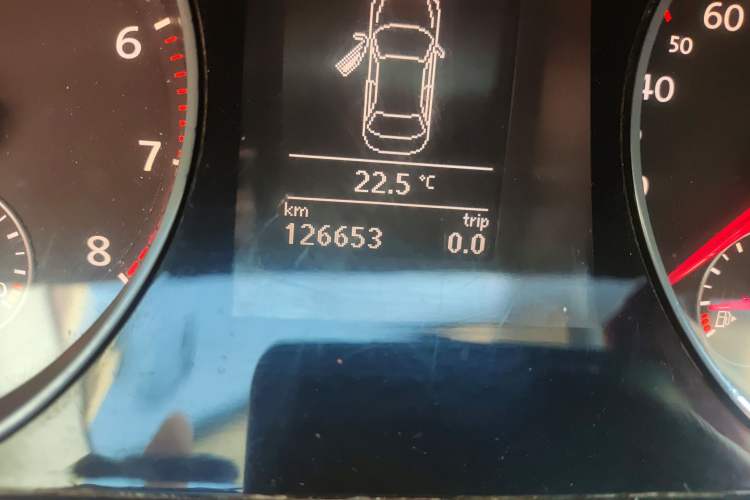 Used Volkswagen Magotan 2012 2.0 TSI Ultimate Edition Odometer Close Up