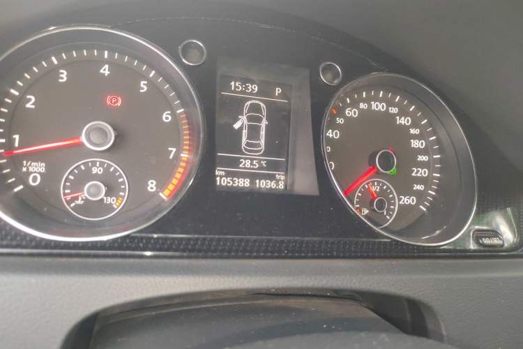 Used Volkswagen Magotan 2012 1.8TSI Luxury Model Odometer Close Up