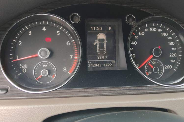 Used Volkswagen Magotan 2012 2.0 TSI Prestige Edition Odometer Close Up