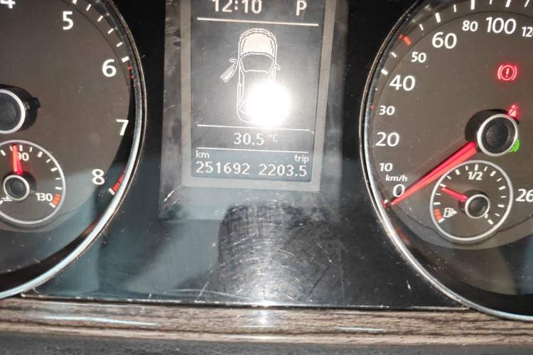 Used Volkswagen Magotan 2012 1.8TSI Prestige Model Odometer Close Up