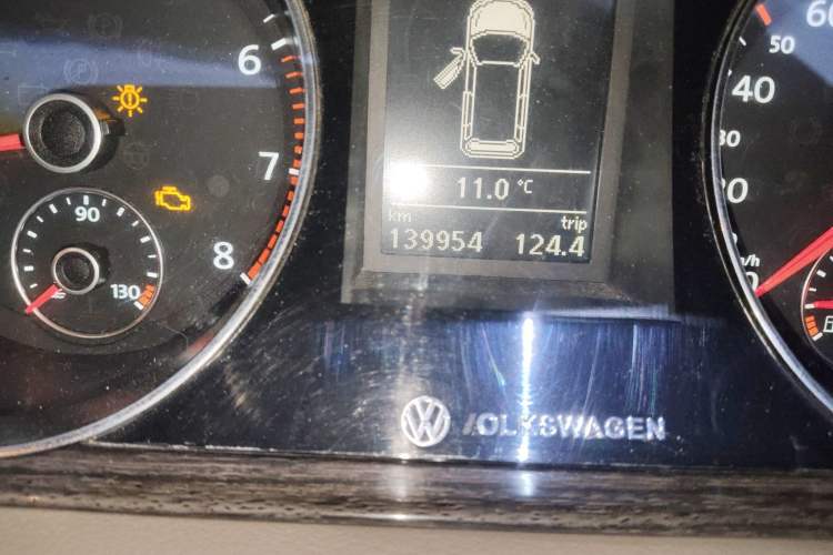 Used Volkswagen Magotan 2012 Facelift 2.0 TSI Prestige Model Odometer Close Up