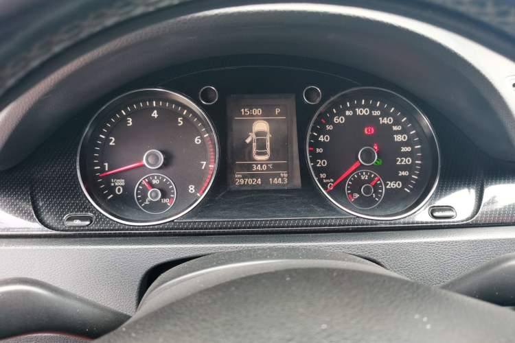 Used Volkswagen Magotan 2012 1.8TSI Luxury Model Odometer Close Up