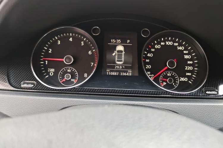 Used Volkswagen Magotan 2012 Revised Version 1.8TSI Leading Edition Odometer Close Up