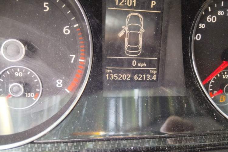 Used Volkswagen Magotan 2012 1.8TSI Luxury Model Odometer Close Up