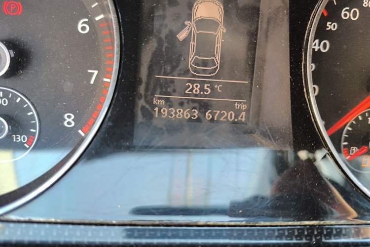 Used Volkswagen Magotan 2012 1.8TSI Luxury Model Odometer Close Up