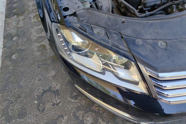 Used Volkswagen Magotan 2012 Facelift 2.0 TSI Prestige Model Right Front Headlight