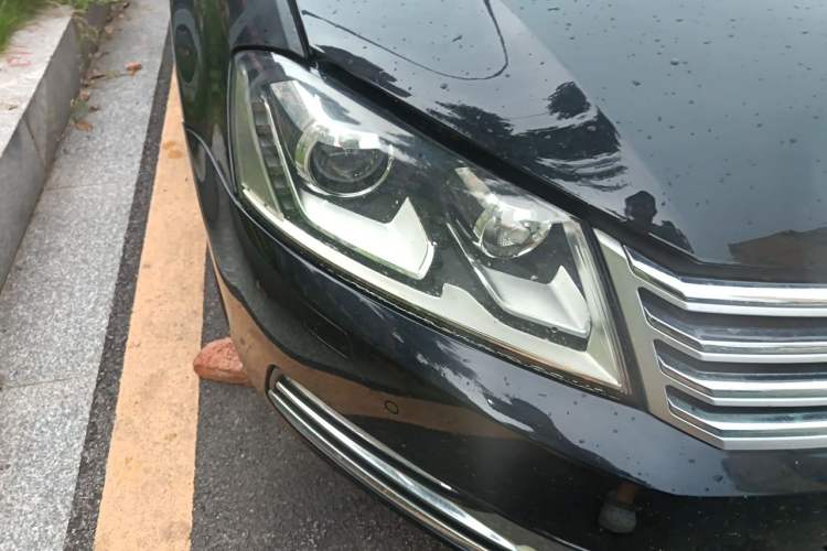 Used Volkswagen Magotan 2012 Facelift 2.0 TSI Prestige Model Right Front Headlight