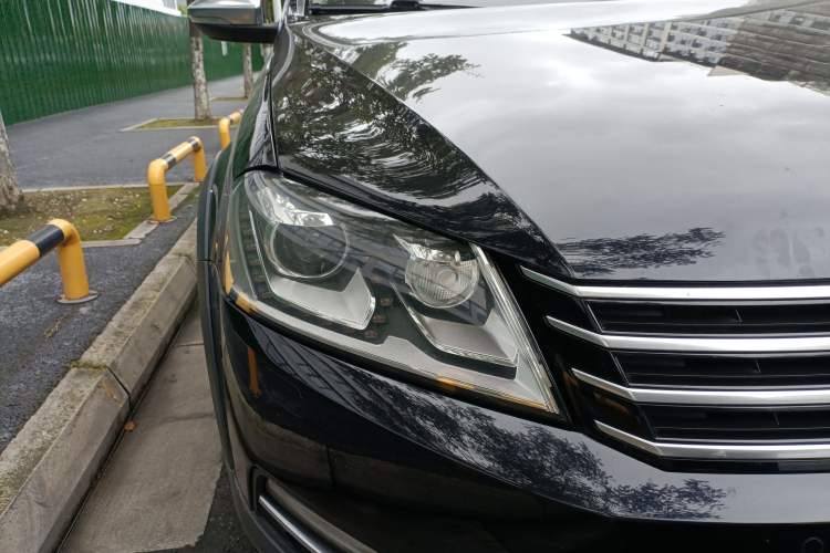 Used Volkswagen Magotan 2012 Travel Edition 2.0 TSI Four-Wheel Drive Luxury Version Right Front Headlight