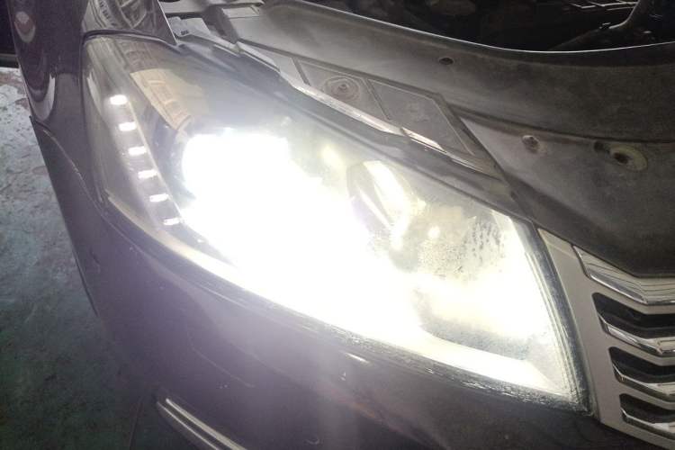 Used Volkswagen Magotan 2012 Revised Version 2.0 TSI Supreme Edition Right Front Headlight