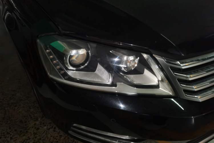 Used Volkswagen Magotan 2012 2.0 TSI Prestige Edition Right Front Headlight