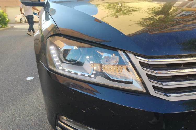 Used Volkswagen Magotan 2012 Revised Version 1.8TSI Leading Edition Right Front Headlight