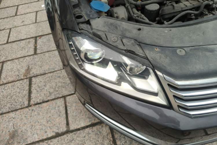 Used Volkswagen Magotan 2012 Revised 1.8TSI Luxury Version Right Front Headlight