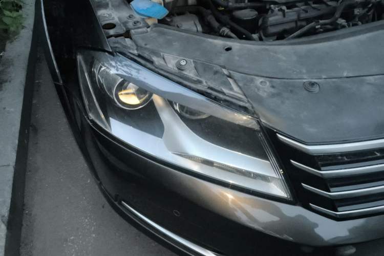 Used Volkswagen Magotan 2012 Travel Edition 2.0 TSI 4x4 Comfort Version Right Front Headlight