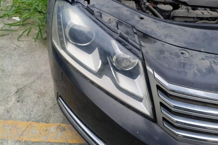 Used Volkswagen Magotan 2012 Revised Version 1.8TSI Leading Edition Right Front Headlight