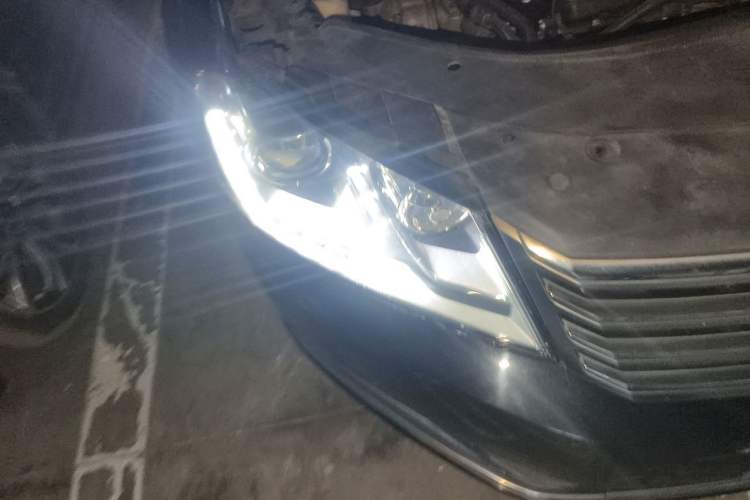 Used Volkswagen Magotan 2012 1.8TSI Prestige Model Right Front Headlight