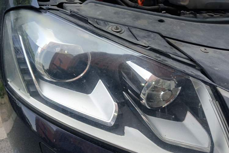 Used Volkswagen Magotan 2012 Revised 1.8TSI Luxury Version Right Front Headlight