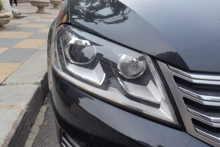 Used Volkswagen Magotan 2012 Revised 1.8TSI Luxury Version Right Front Headlight
