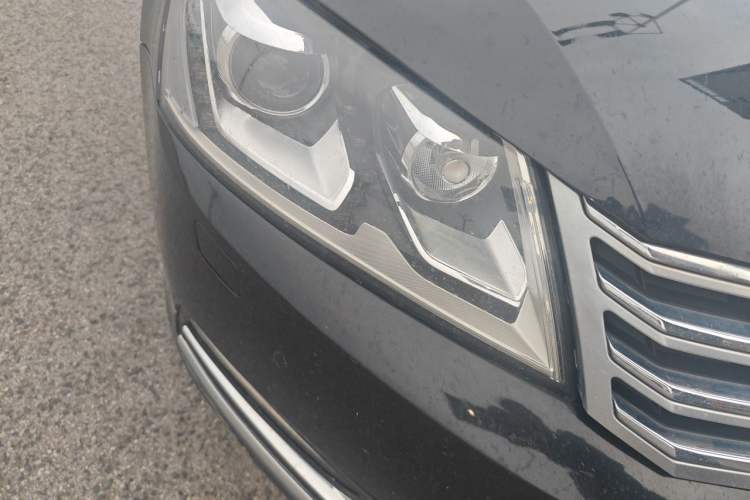 Used Volkswagen Magotan 2012 1.8TSI Luxury Model Right Front Headlight