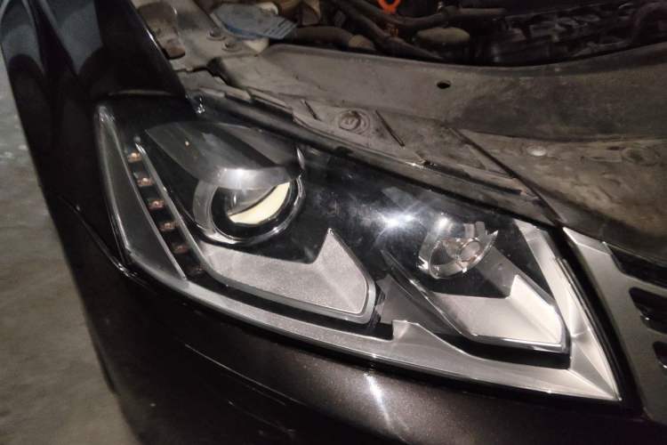 Used Volkswagen Magotan 2012 1.4TSI Luxury Model Right Front Headlight