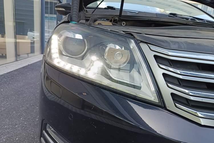 Used Volkswagen Magotan 2012 Facelift 2.0 TSI Prestige Model Right Front Headlight