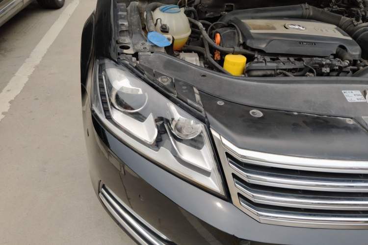 Used Volkswagen Magotan 2012 2.0 TSI Prestige Edition Right Front Headlight