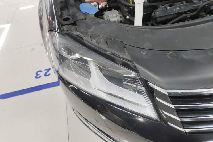 Used Volkswagen Magotan 2012 Travel Edition 2.0 TSI Comfort Version Right Front Headlight