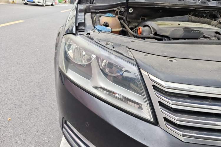Used Volkswagen Magotan 2012 Revised Version 1.8TSI Leading Edition Right Front Headlight