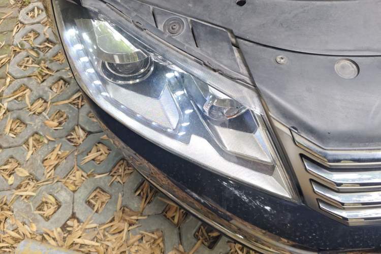 Used Volkswagen Magotan 2012 Revised Version 1.8TSI Leading Edition Right Front Headlight